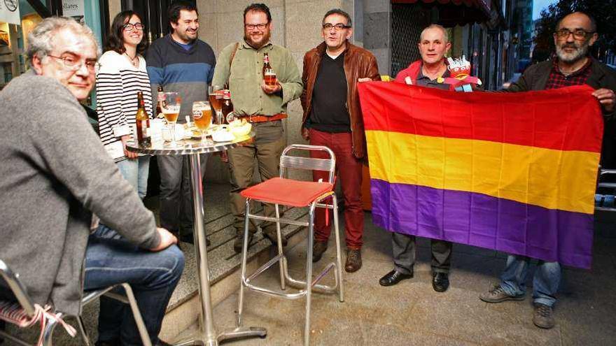 Grupo de vecinos que se citaron anoche delante del café de Mili.  // Bernabé/Luismy