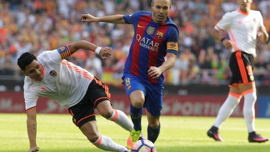 Iniesta se va de Enzo Pérez en una acción anterior a su lesión. // Heino Kalis