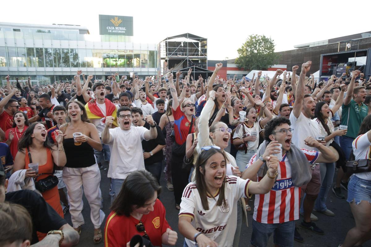 EN IMÁGENES: Metrópoli vibra con el primer paso de España hacia el Mundial