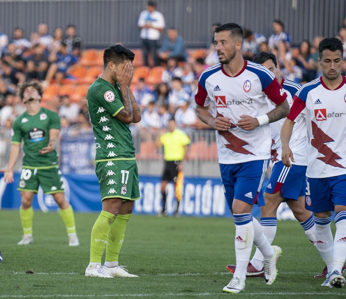 Kuki Zalazar se lamenta tras una ocasión fallada frente al Rayo Majadahonda. |  // LOF