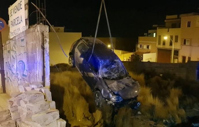 Huyen de la Policía y empotran el coche contra el muro de un solar en Santa Cruz de Tenerife