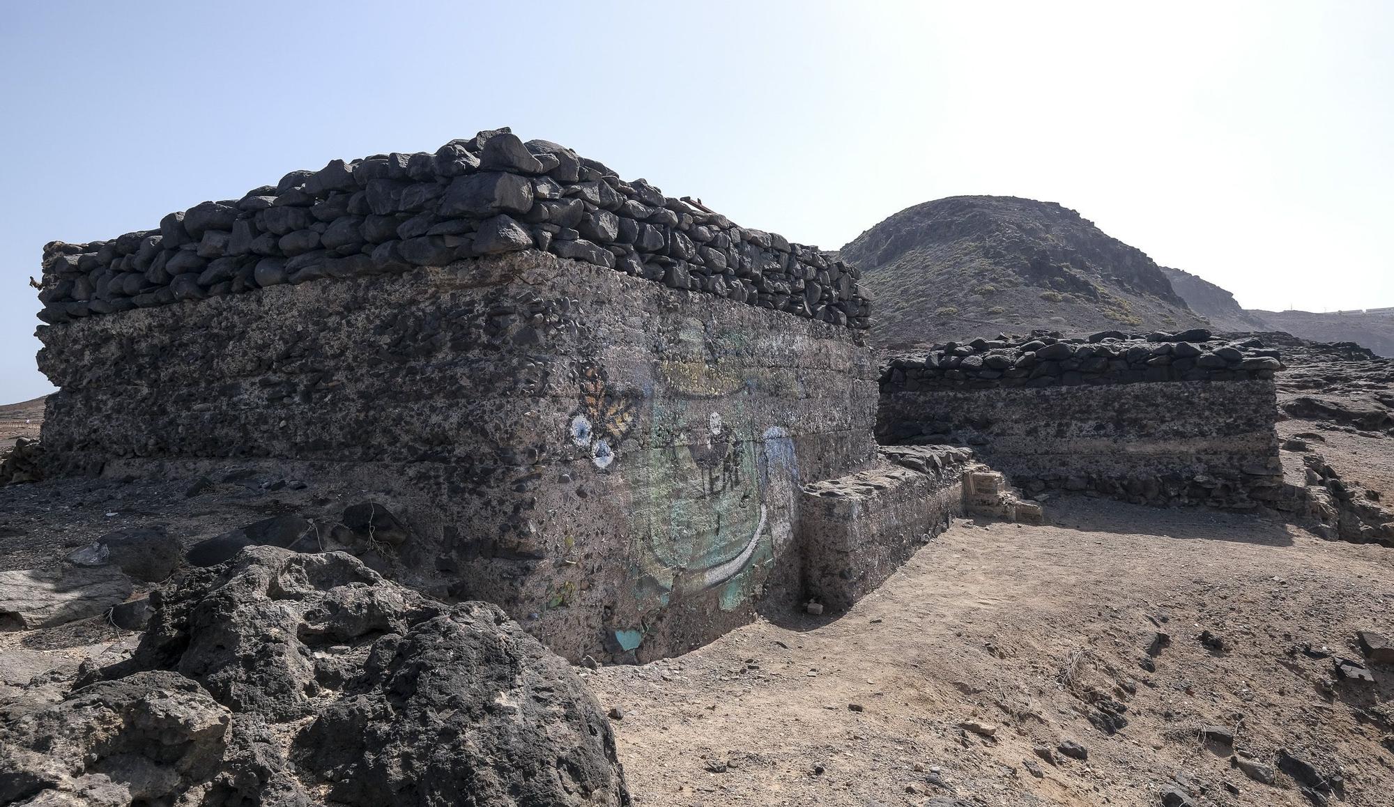 Limpieza de uno de los búnkeres de El Confital en Las Palmas de Gran Canaria