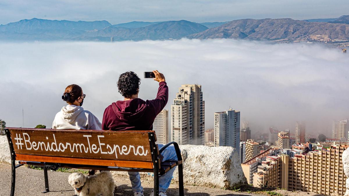 La niebla devora los rascacielos de Benidorm