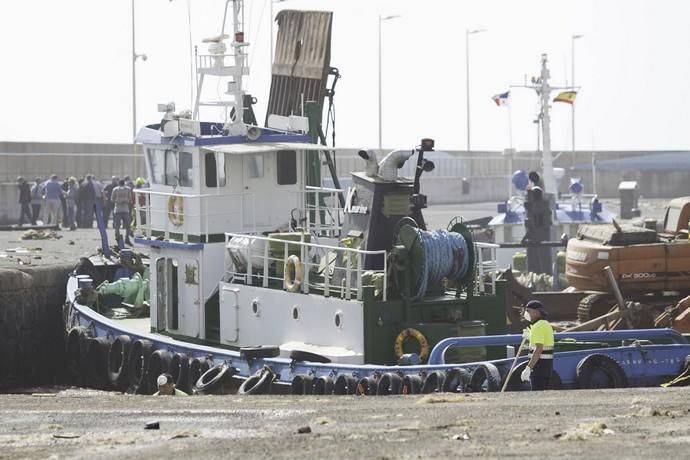 FUERTEVENTURA - Hundimiento y  rotura de amarres de  embarcaciones en el muelle de Gran Tarajal - 01-03-18 - FOTOS: GABRIEL FUSELLI