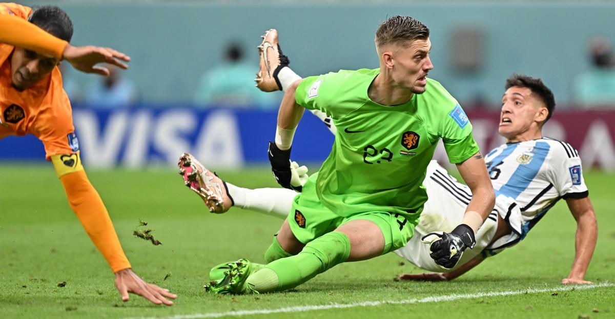 Lusail (Qatar), 09/12/2022.- Nahuel Molina (R) of Argentina reacts after scoring the opening goal during the FIFA World Cup 2022 quarter final soccer match between the Netherlands and Argentina at Lusail Stadium in Lusail, Qatar, 09 December 2022. (Mundial de Fútbol, Abierto, Países Bajos; Holanda, Estados Unidos, Catar) EFE/EPA/Noushad Thekkayil