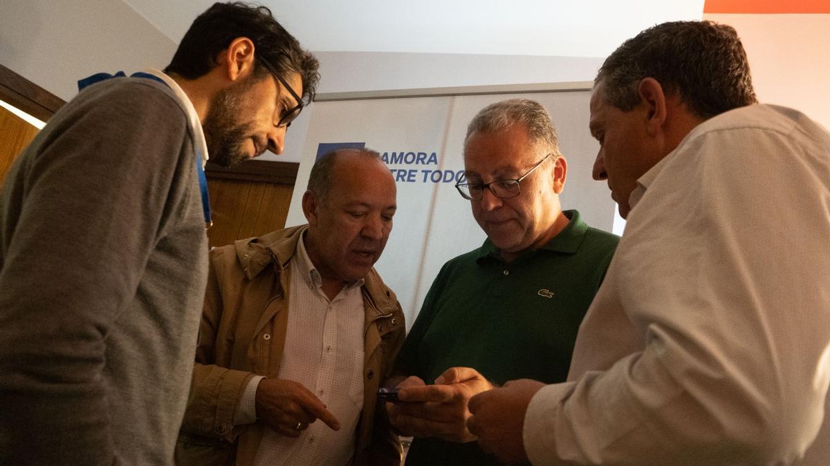 Ramajo, a la izquierda, durante el recuento electoral del 28M