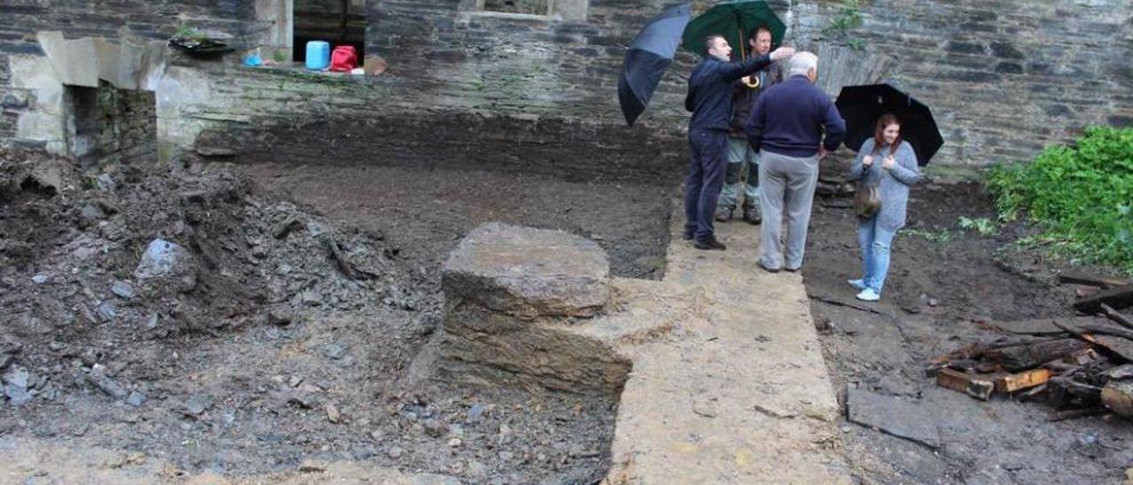 El Alcalde y los ediles José Sierra y Bibiana Montes visitan la excavación junto al arqueólogo César García de Castro.