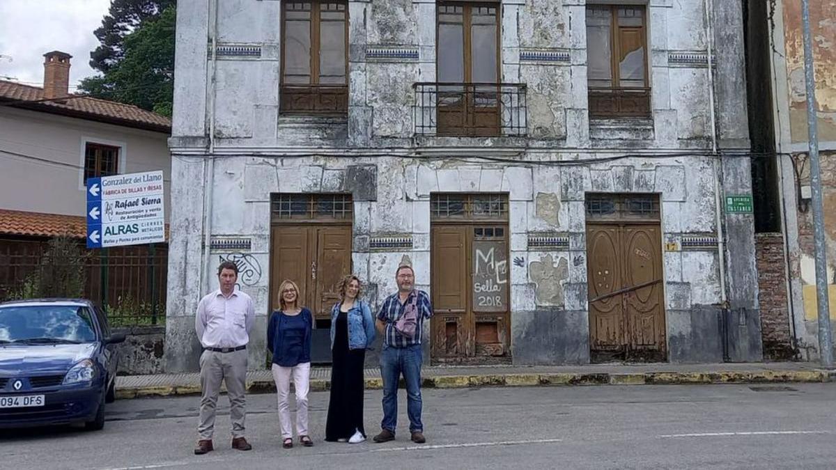 Por la izquierda, Francisco Cenitagoya, Ángela Vallina, Romina Gutiérrez y Jorge Villar, ante el edificio de la futura escuela infantil. | M. V.