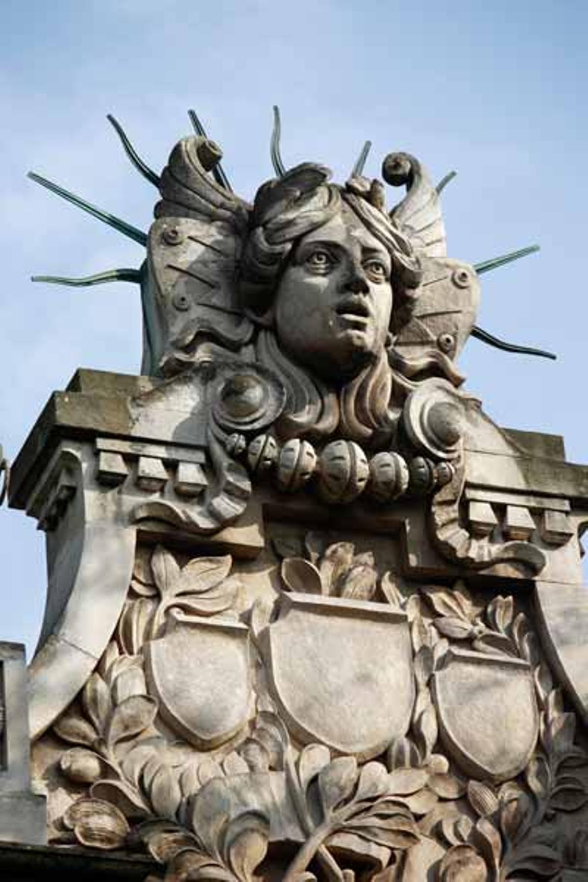 Cabeza de Apolo en la parte superior de la entrada del Palacio de las Artes de Cracovia Cabeza de Apolo en la parte superior de la entrada del Palacio de las Artes de Cracovia
