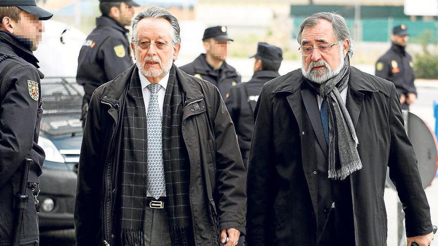 Alfonso Grau, a la izquierda, y el abogado Jesús Bonet a su llegada a la Audiencia de Palma.