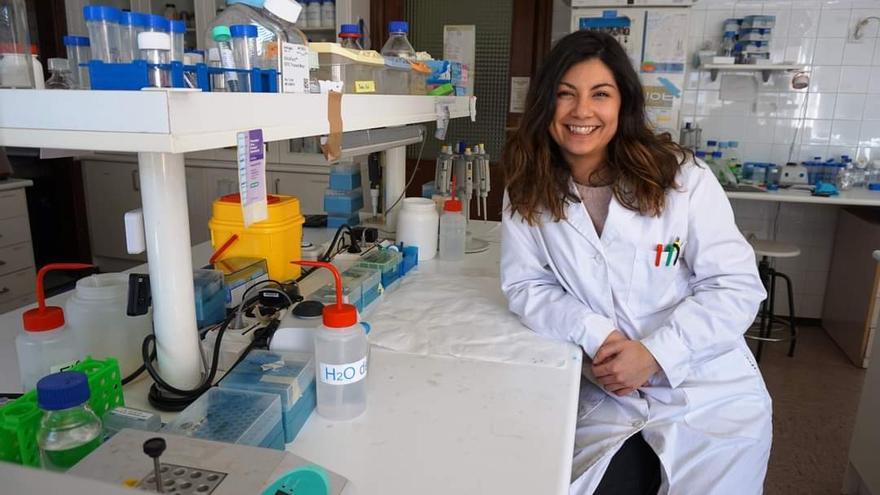 Otra imagen de Irene López en el laboratorio donde investiga en la Universidad Complutense