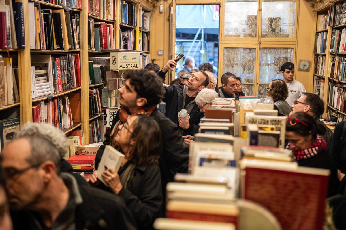 Cientos de personas acuden a la Librería Sant Jordi tras su mensaje de cierre