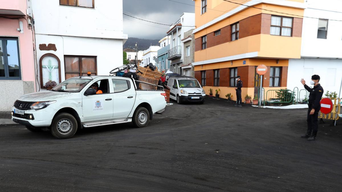 Ordenan nuevas evacuaciones ante el avance de la colada de lava del volcán de La Palma que fluye al noroeste