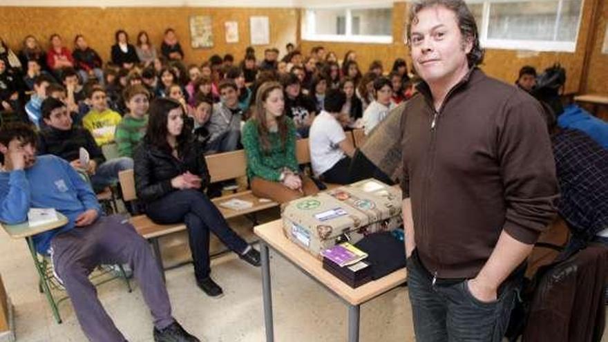 Raúl Vacas imparte un taller de poesía a escolares.  // Faro