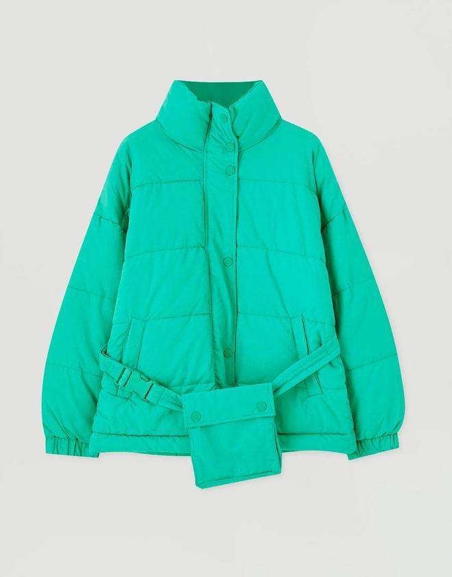 Plumas 'oversize' con bolso riñonera de Pull &amp; Bear. (Precio: 45,99 euros)