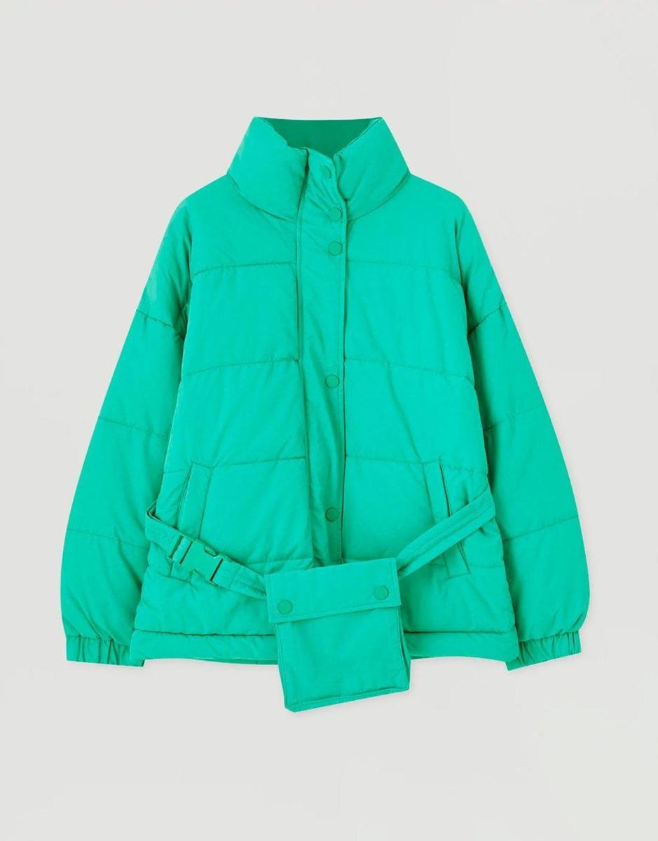 Plumas 'oversize' con bolso riñonera de Pull & Bear. (Precio: 45,99 euros)