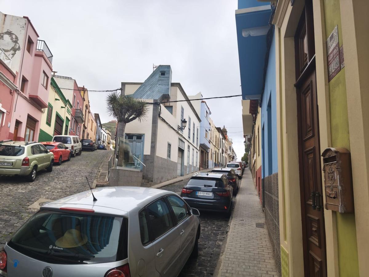 La calle Médico Estévez, en su confluencia con Canónigo Gordillo, en el casco de Guía.