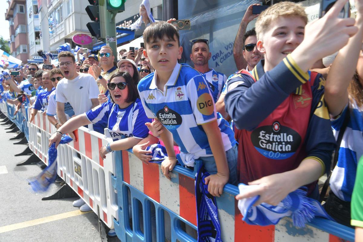 Marcha de la marea blanquiazul y llegada a Riazor