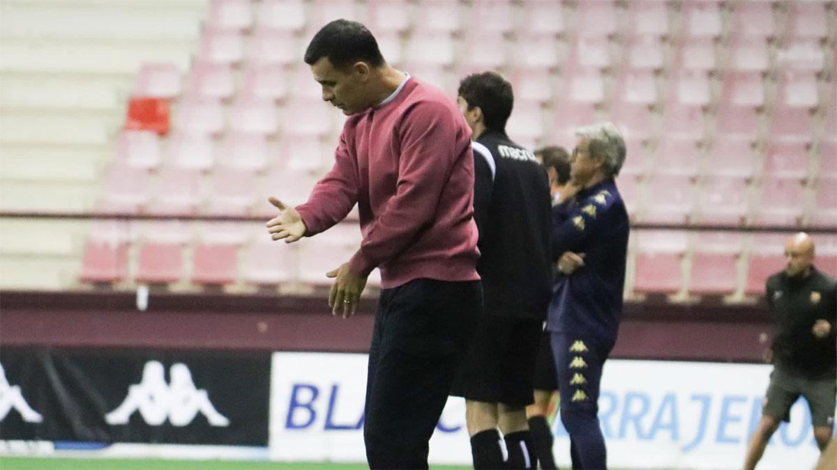 Rafa Márquez, dando indicaciones en Las Gaunas