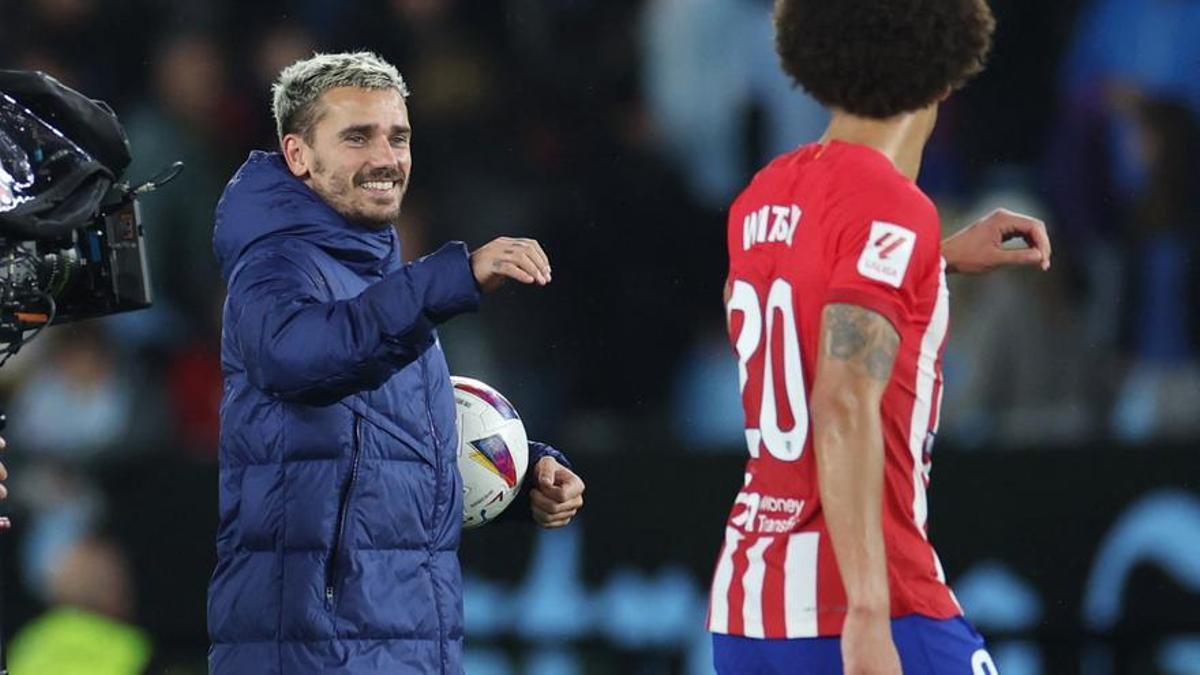 Antoine Griezmann se lleva el balón tras su triplete ante el Celta.