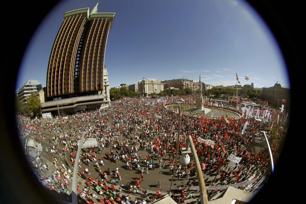 Vista de la plaça de Colón, on ha acabat la manifestació contra les retallades del Govern d’aquest diumenge.
