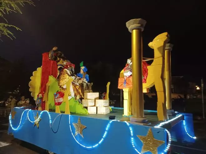 Sus Majestades desafían al agua en Grado: así fue la cabalgata de la villa