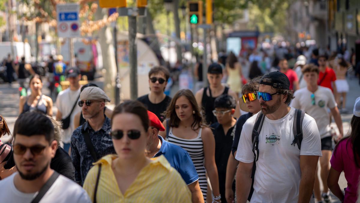 Grupo de personas caminando en Barcelona