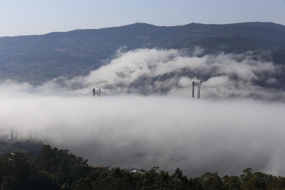 La nieba "se come" el puente de Rande