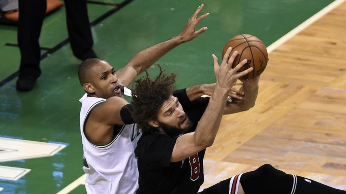 Robin Lopez (Chicago) atrapa un rebote frente a Al Horford (Boston)