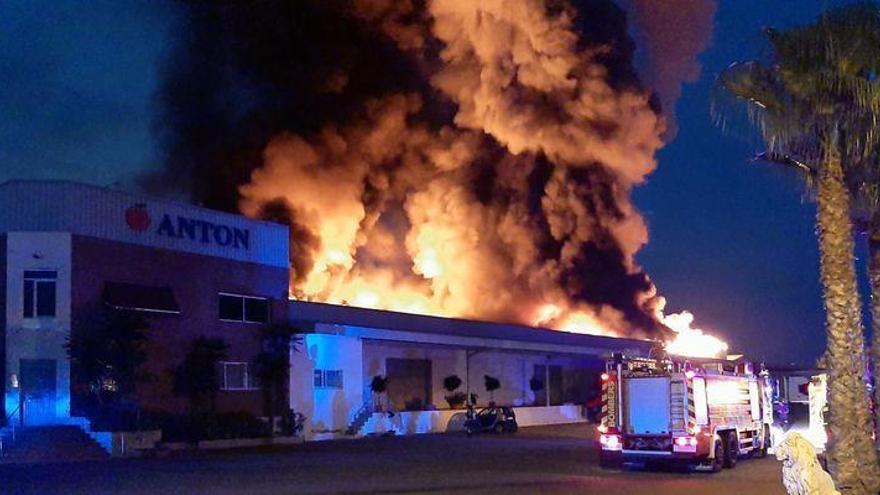 Un espectacular incendio calcina gran parte de un almacén citrícola en Burriana