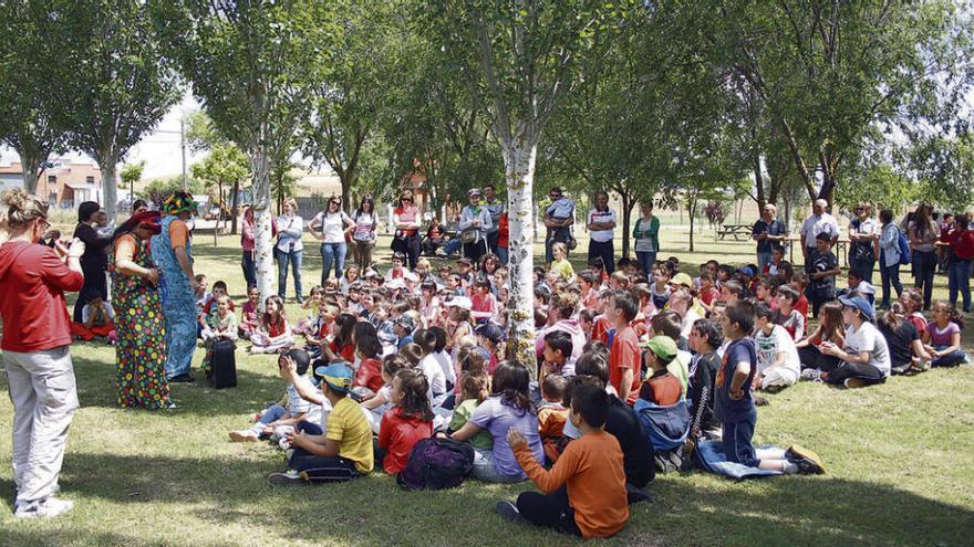 Niños y mayores disfrutan de una zona verde en Roales del Pan, en una imagen de archivo.