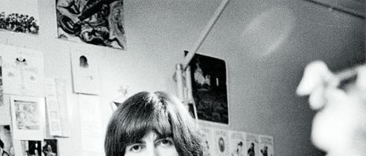 En la cama convaleciente de amigdalitis en 1969; una  imagen juvenil; con Dylan enel concierto por Bangladeshen 1971 y Paul, John y Georgetocando en la boda de Harry Harrison en1959.