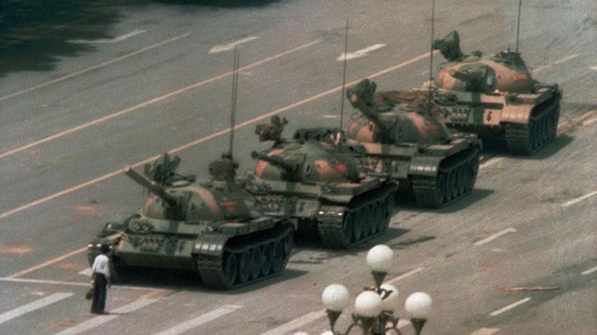 Un ciudadano chino planta cara a los tanques, el 4 de junio de 1989, en la plaza de Tiananmen.