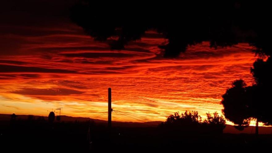 Candilazo o arrebol espectacular en el cielo de València durante el atardecer del 27 de diciembre.