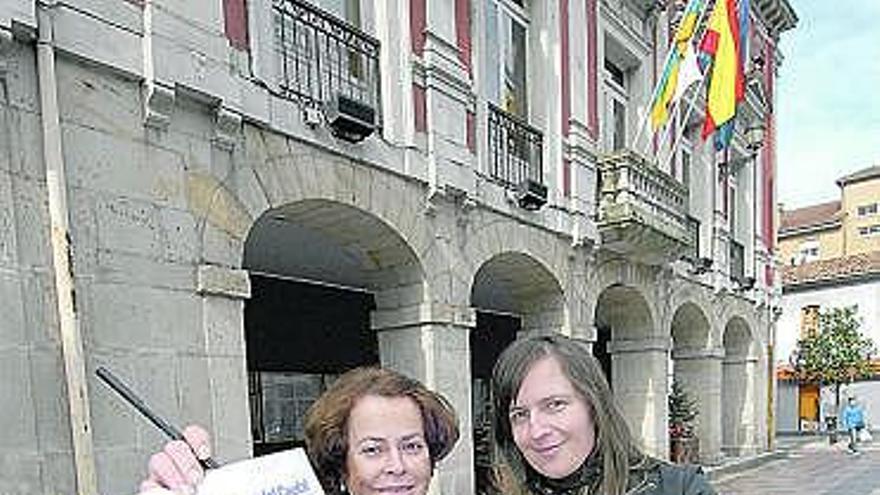 Por la izquierda, Rodríguez y Quintero, ayer, con carteles de la feria.