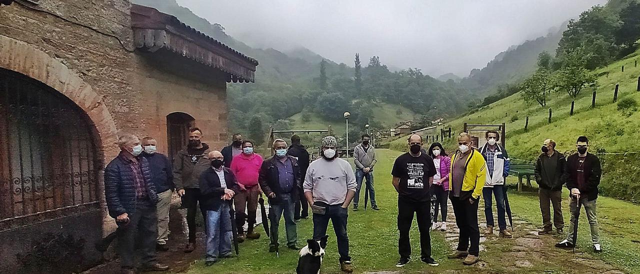 Ganaderos del monte Llosorio, ayer, en Loredo. | D. M.