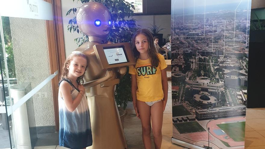 El robot se ha convertido en el icono más fotogénico del hotel Intur Orange de Benicàssim.