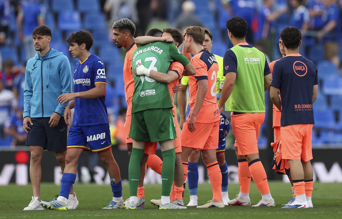 Gavi se abraza a Joan Garcia al final del partido de Getafe con la victoria sellada.
