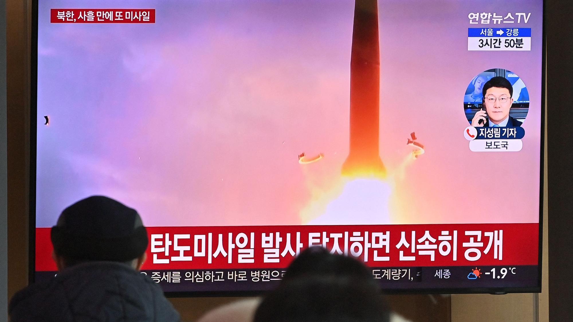 Un grupo de gente mirando televisión el lanzamiento de un mísil en Corea del Norte.