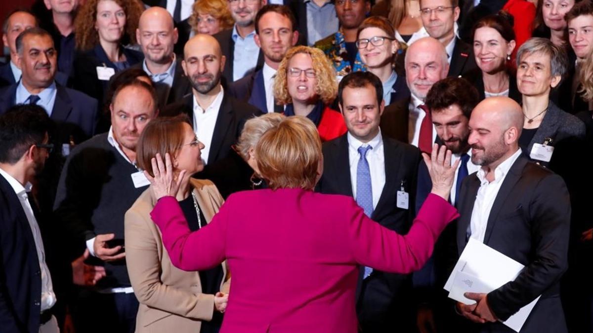 Merkel se dirige a los participantes del Premio Nacional a la Integración en la Cancellería, en Berlín.