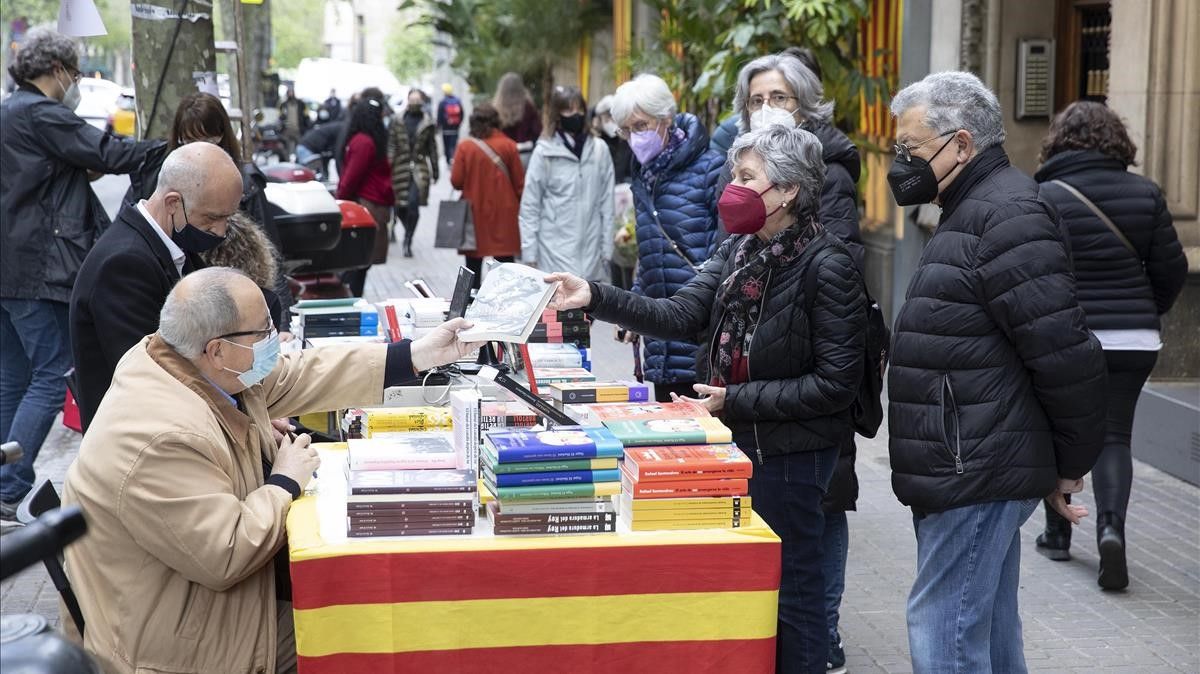 Parada de libros de Sant Jordi, este miércoles 21 de abril, frente a la libreria Jaimes de Passeig de Gràcia, en Barcelona.