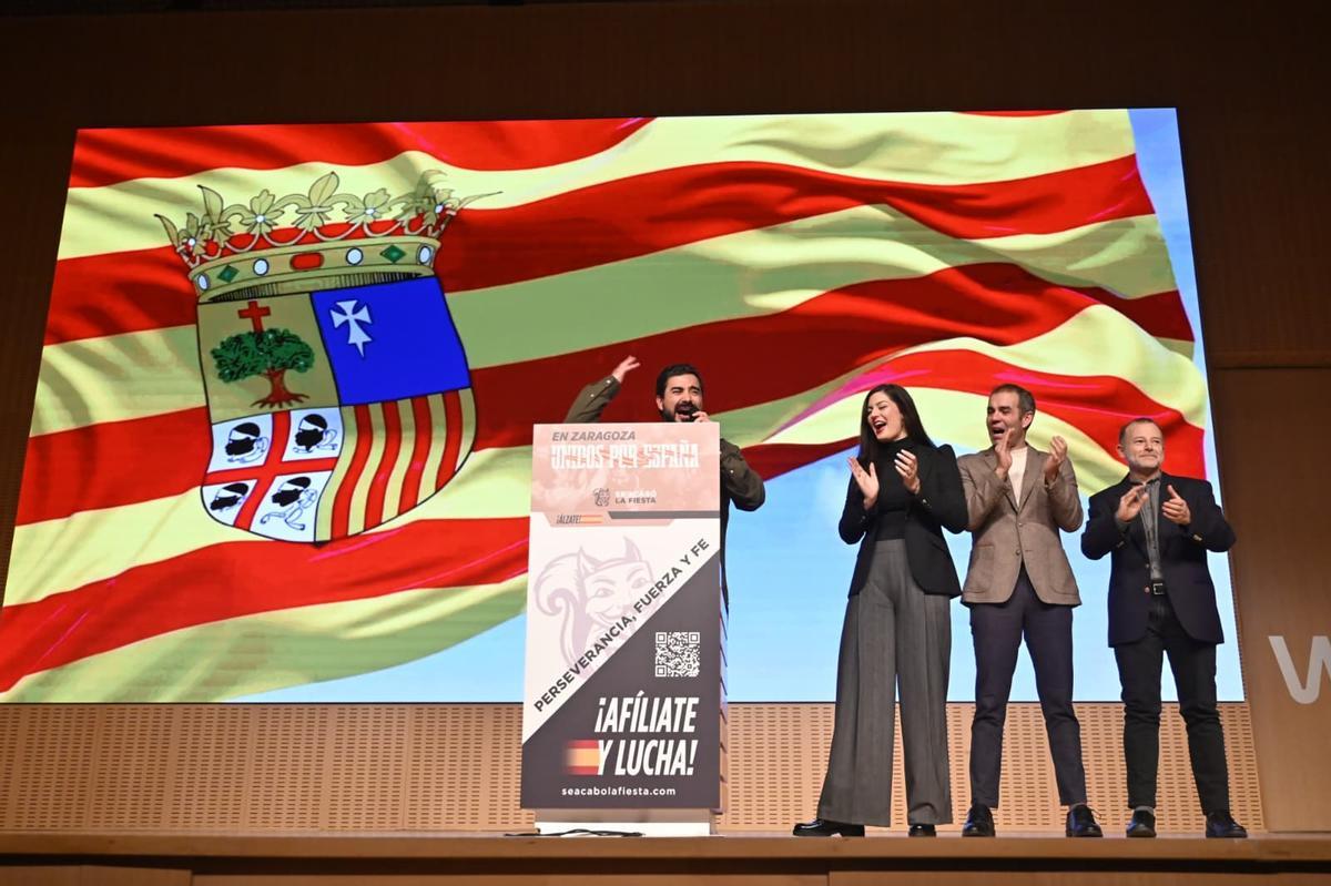 Alvise Pérez, con los tres cabeza de lista, en el final de su mitin en Zaragoza