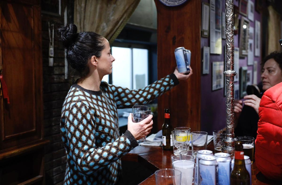 Una camarera sirve una Samaritana en el bar La Pasión, este martes.
