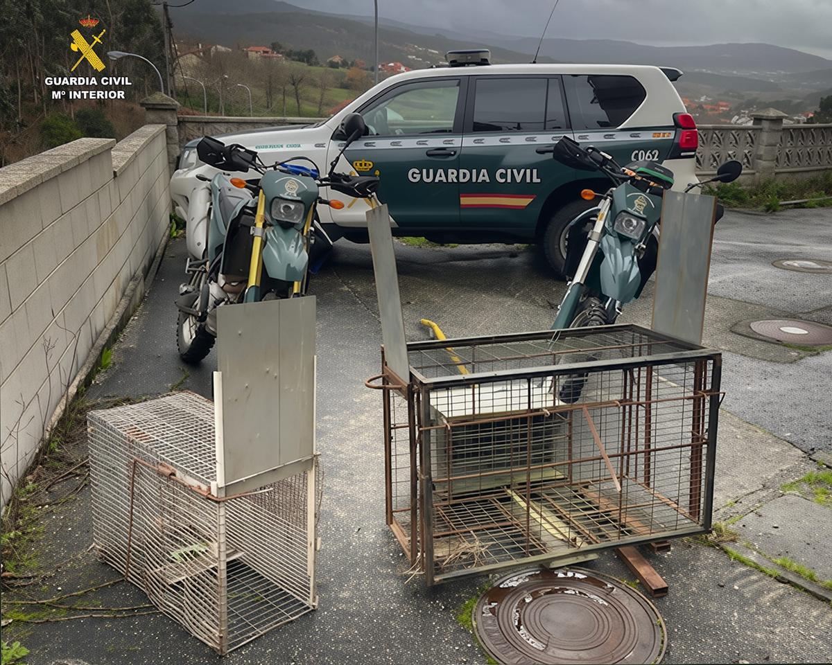 lAS dos jaulas-trampa ilegales intervenidas por la Guardia Civil en Rois