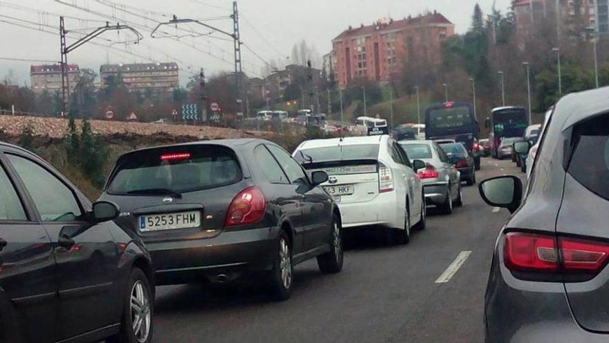 Atasco en las principales entradas de Oviedo por las fiestas