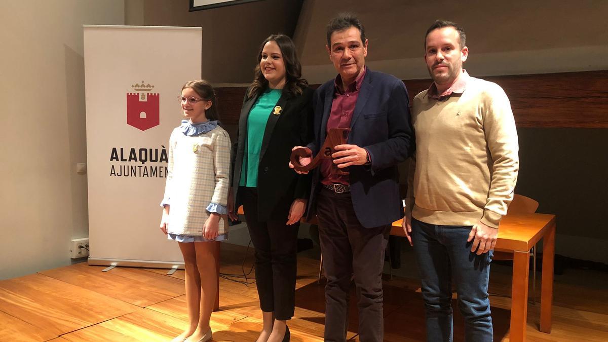 El hijo de Ramón López recibe el premio de Alaquàs Debat.