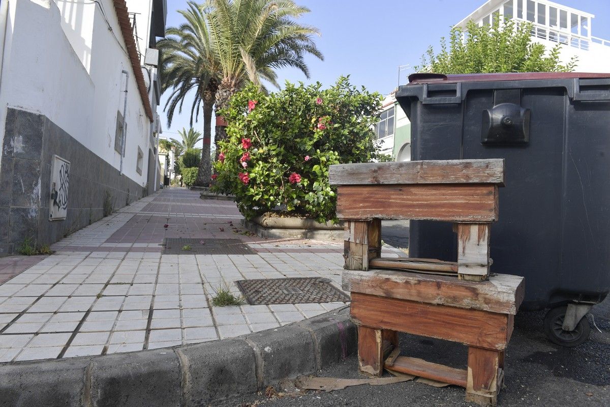 Hierbas en aceras de las calles de Escaleritas