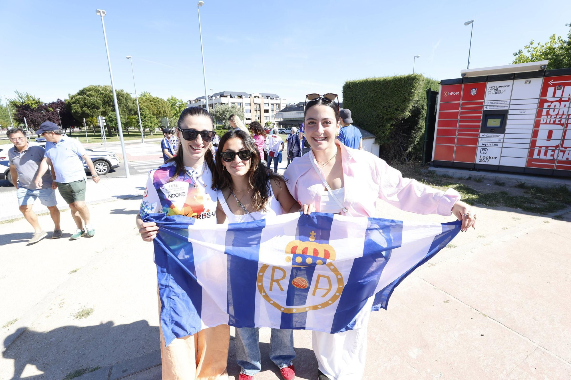EM IMÁGENES: Multitudinario recibimiento al Avilés en su llegada al campo del Rayo Majadahonda