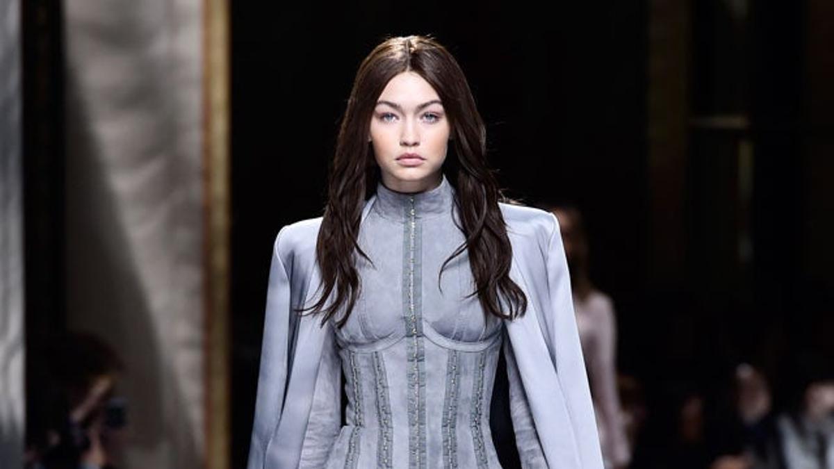 Gigi Hadid, de morena en el desfile de Balmain