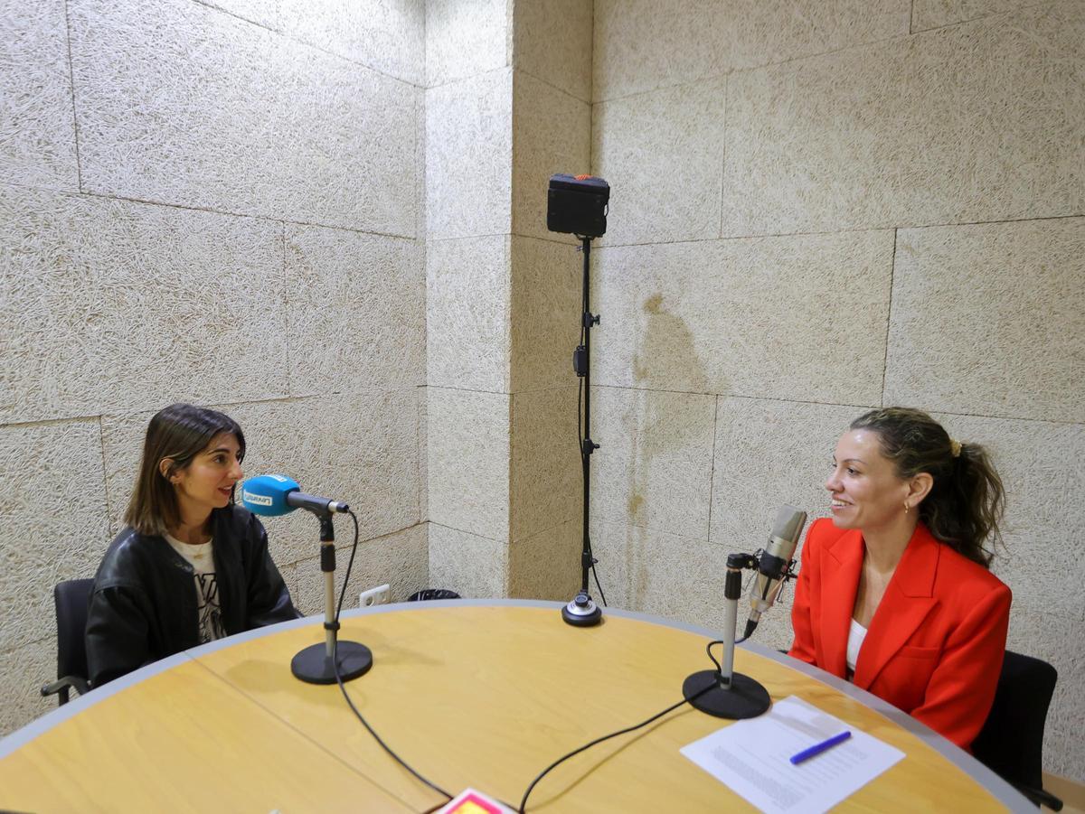 Saray Cerro con Silvia Tomás durante la grabación del podcast.